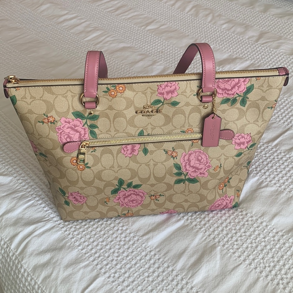 NWOT Coach Gallery Tote in Signature Canvas with Prairie Rose Print